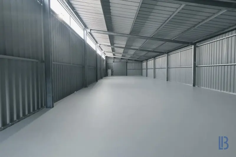 Werkstattboden nach Sanierung – Untergrund instandgesetzt und neu beschichtet (Industrieboden)