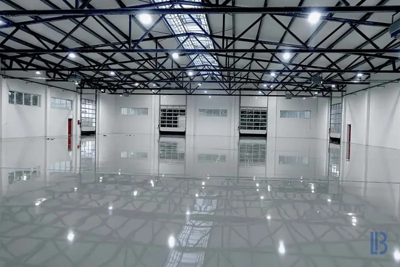 Hochglänzender Epoxidharzboden in einer neu gebauten Halle mit Glasfront