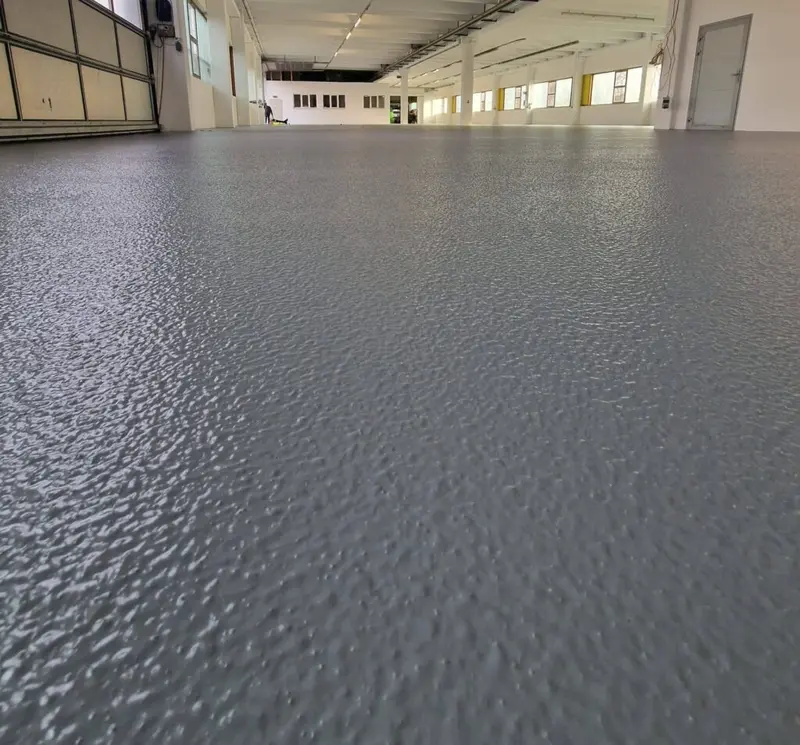 Rutschhemmende Bodenbeschichtung mit Strukturoberfläche in einer Industriehalle